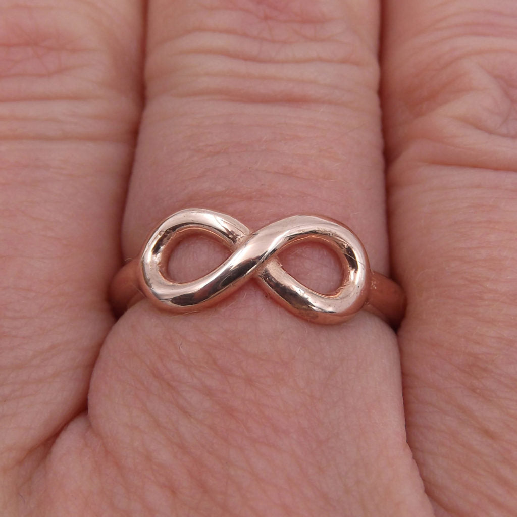 Anello con nodo infinito in argento sterling - Italia Anello con nodo infinito in argento sterling - Italia