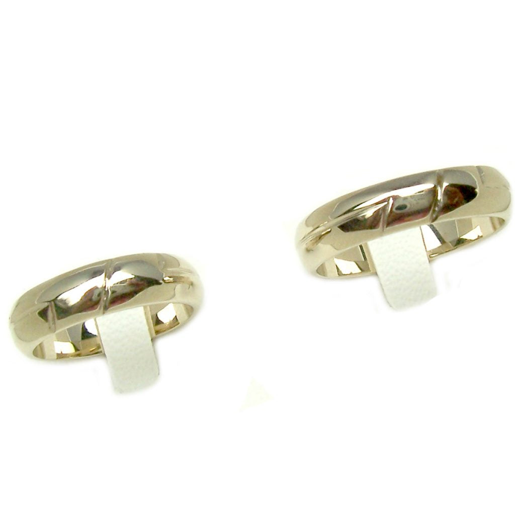 Set di fedi nuziali per lui e per lei. Anello luminoso in Set di fedi nuziali per lui e per lei. Anello luminoso in