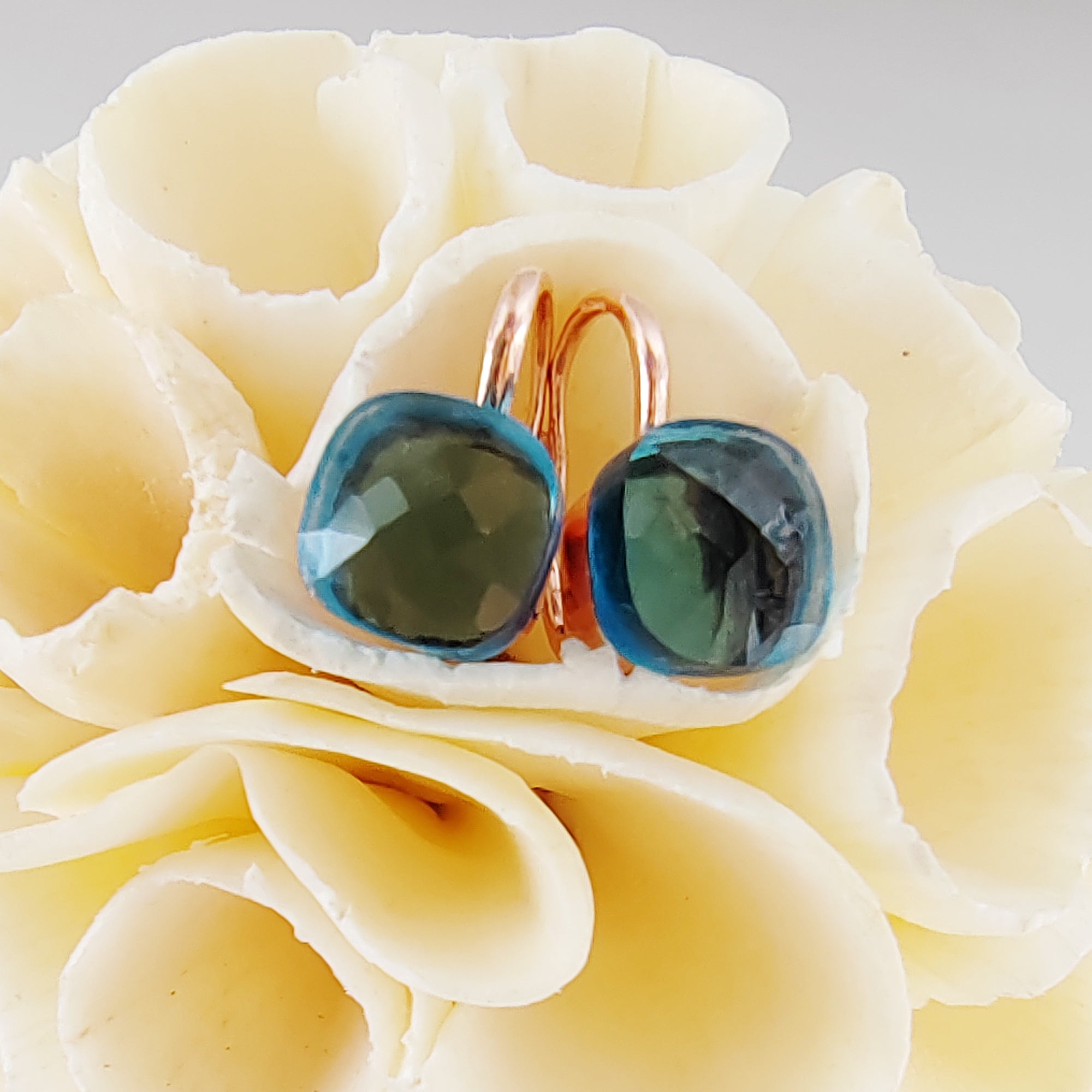 Orecchini rotondi con topazio blu, orecchini in argento 925 con Orecchini rotondi con topazio blu, orecchini in argento 925 con