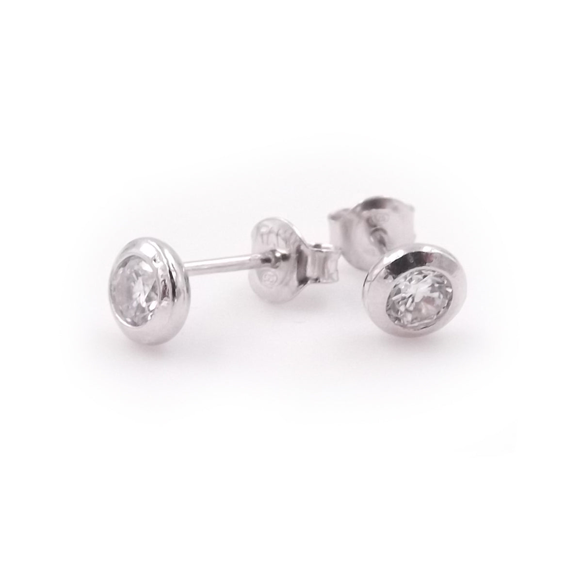 Orecchini punto luce Cipollina media in oro bianco e diamanti ct. 0.08 G SI | G Orecchini punto luce Cipollina media in oro bianco e diamanti ct. 0.08 G SI | G